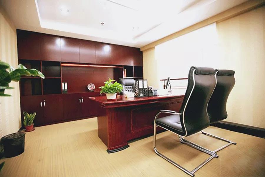 独立办公室—油漆实木大班台+黑色真皮大班椅